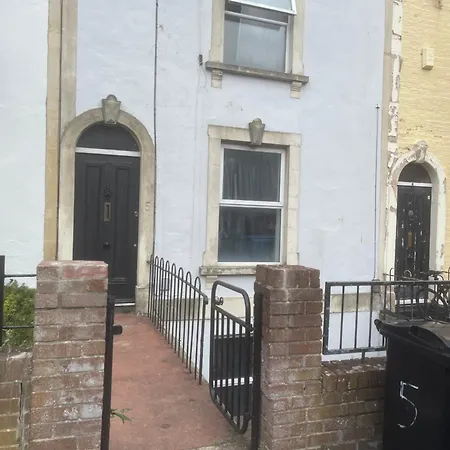 5 Brunswick St - Bedroom 03 Downstairs Бристоль